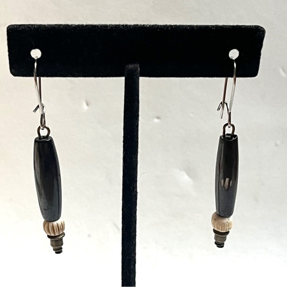 Elegant Black and White Earrings - Picture 5 of 6